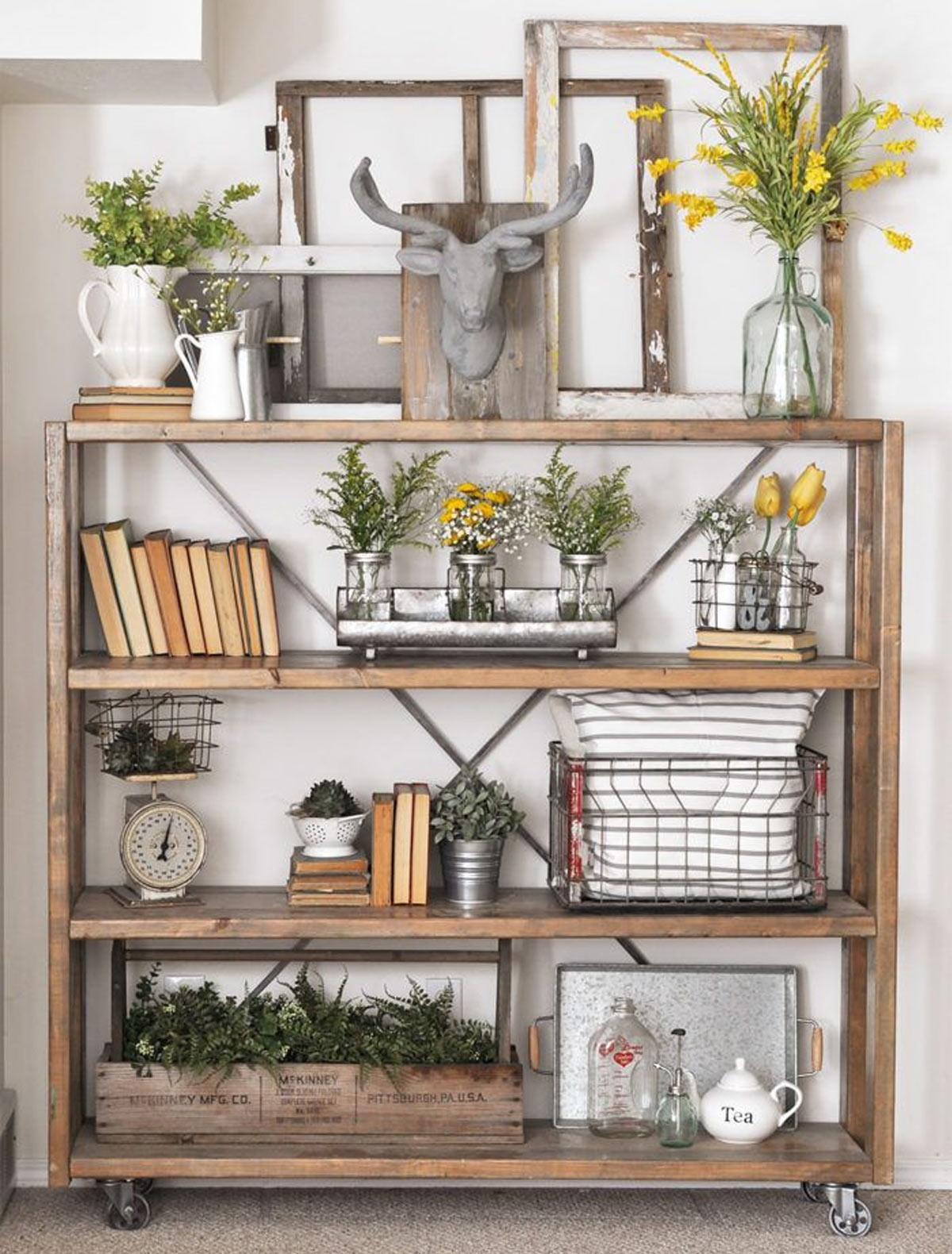 Trang trí kệ sách bằng lọ hoa