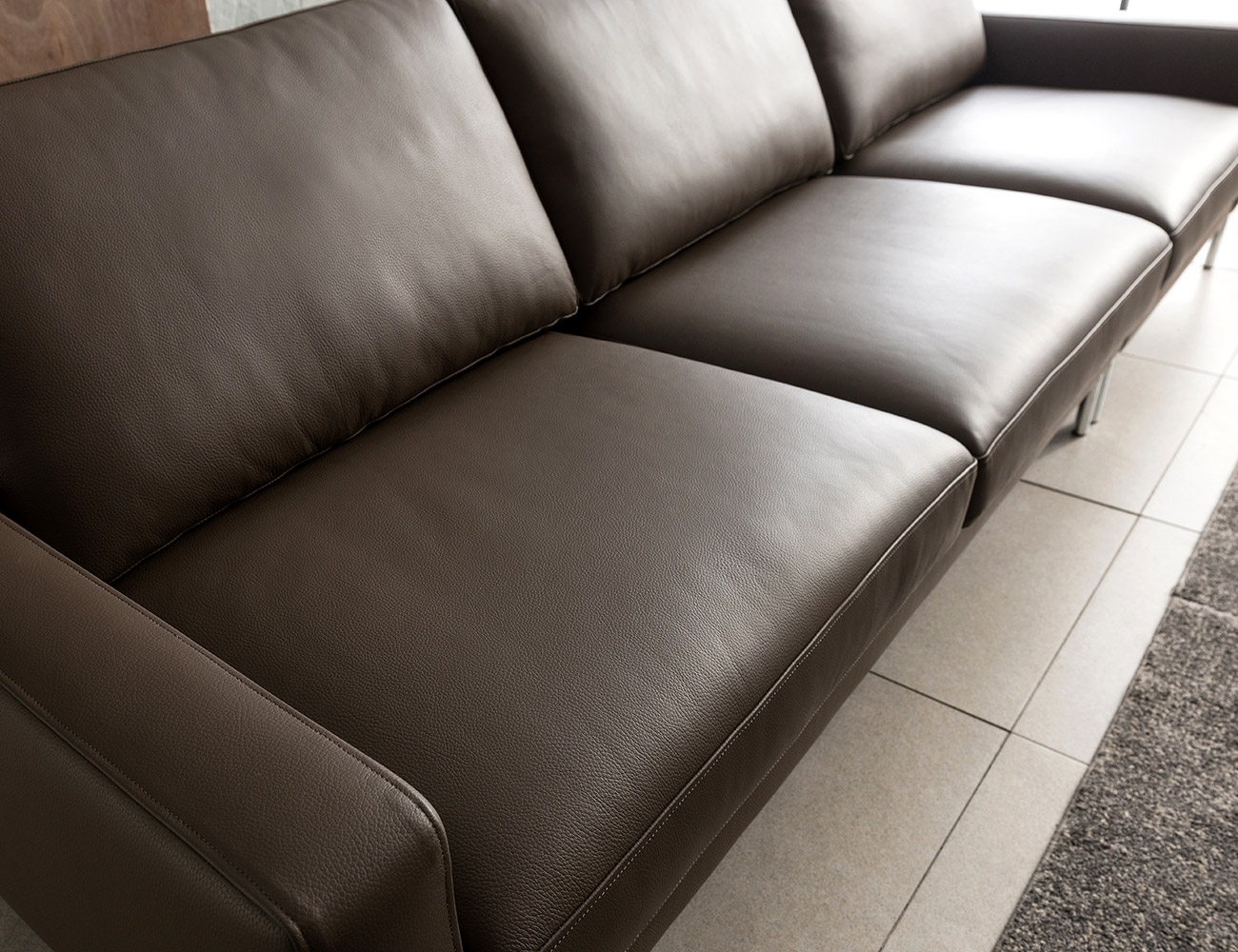 sofa-vang-boc-da-nho-hon-hien-dai-s623-5