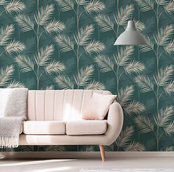 Giấy dán tường sọc đỏ và hồng mộc mạc trong phòng có đèn sàn hiệu ứng vàng, ghế bành màu mù tạt, ván sàn hình chữ V và thảm lông nhân tạo.