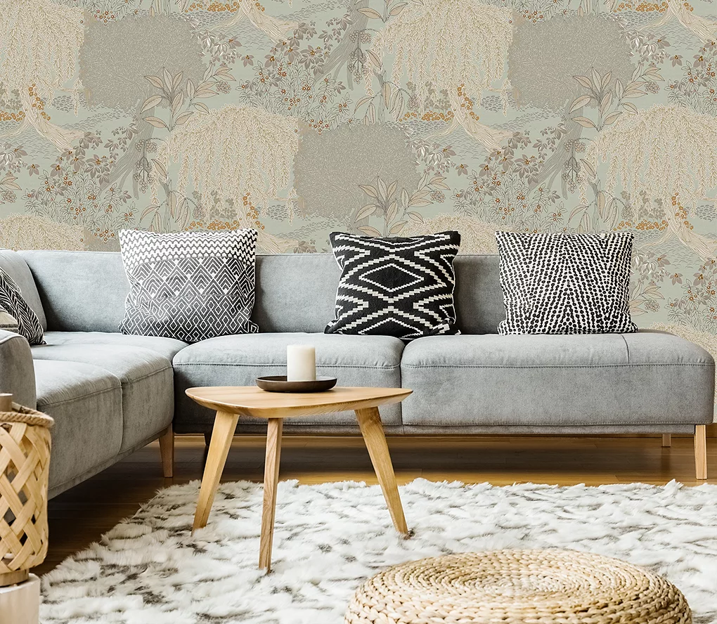 Giấy dán tường màu be trơn nổi trong phòng khách với tủ phụ bằng mây, bình thủy tinh màu nâu, bát trắng và đèn bàn.