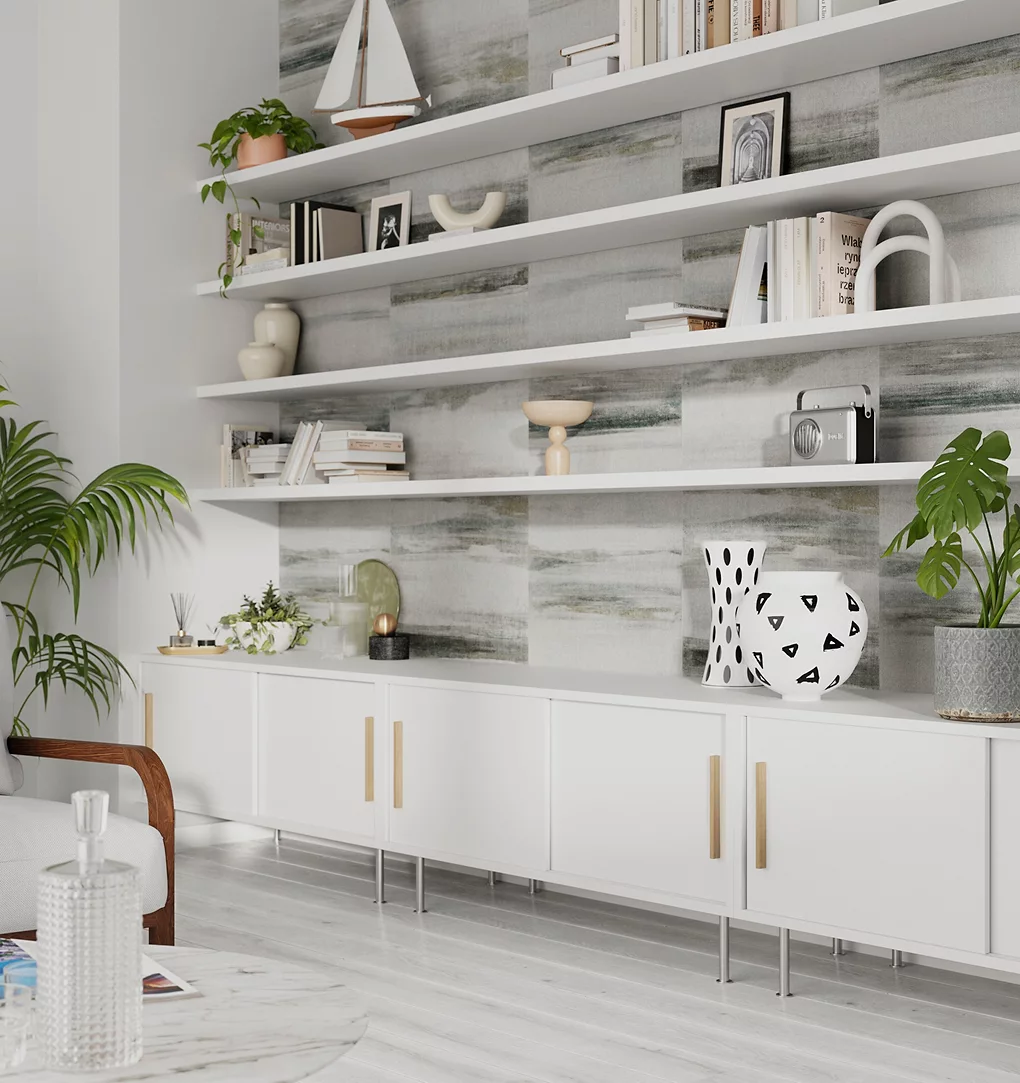 Giấy dán tường in hình rừng rậm trong phòng khách với ghế sofa màu vàng đậm được trang trí bằng nhiều loại gối in hình động vật và màu xanh lá cây.