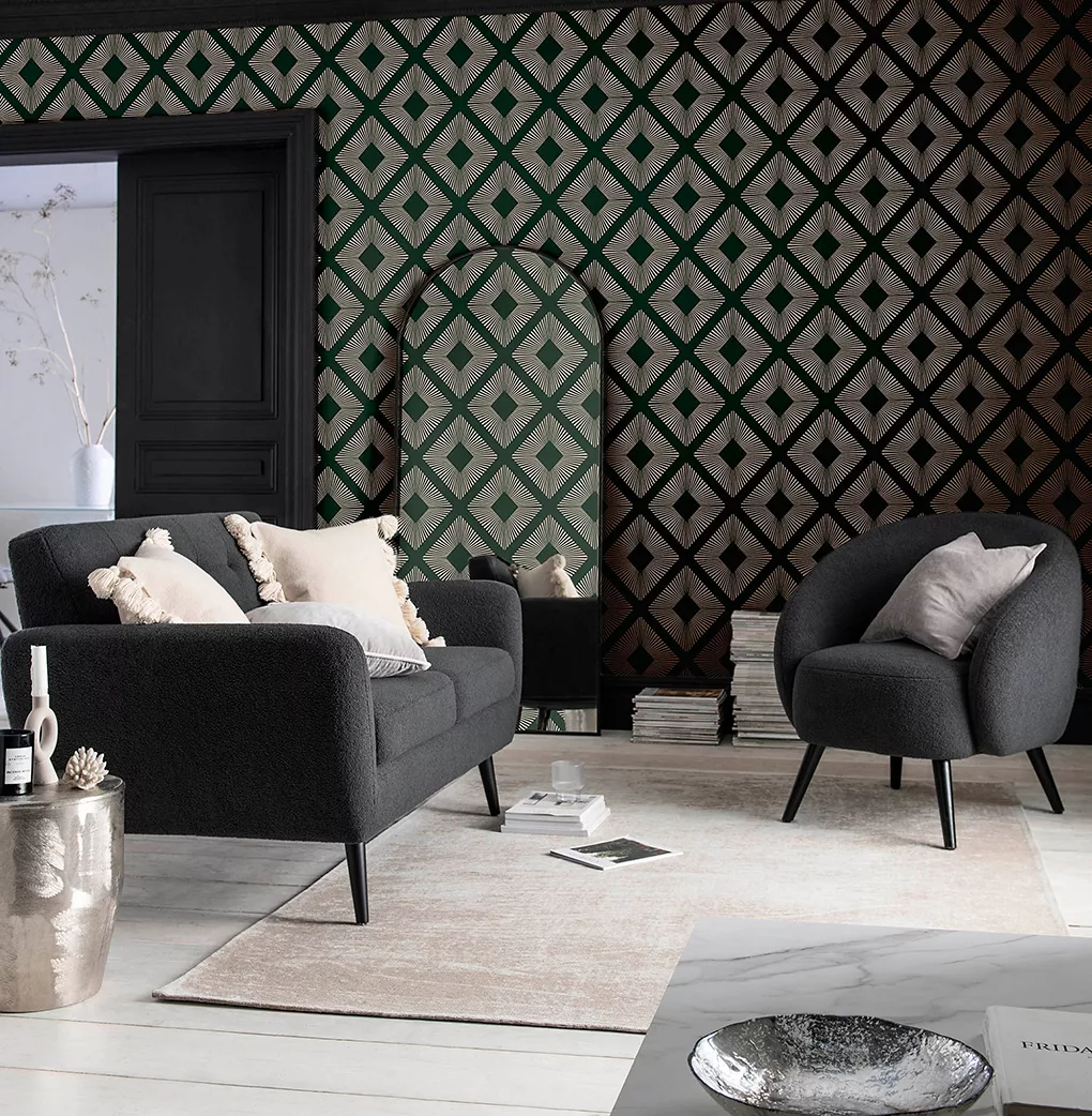 Giấy dán tường sọc xanh và kem trong phòng khách với ghế sofa màu kem, chăn đan màu xanh và bàn phụ bằng gỗ màu nâu sẫm.