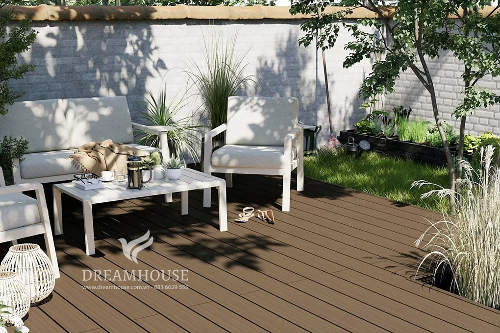 Không gian ngoài trời với tường trắng, sàn gỗ màu nâu và đồ nội thất màu trắng đồng bộ, tạo cảm giác tươi sáng, rộng rãi.