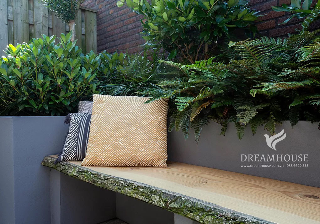 Ghế dài ngoài vườn mộc mạc làm từ gỗ đã phong hóa, hòa hợp hoàn toàn với cảnh quan thiên nhiên như một điểm nhấn quyến rũ.