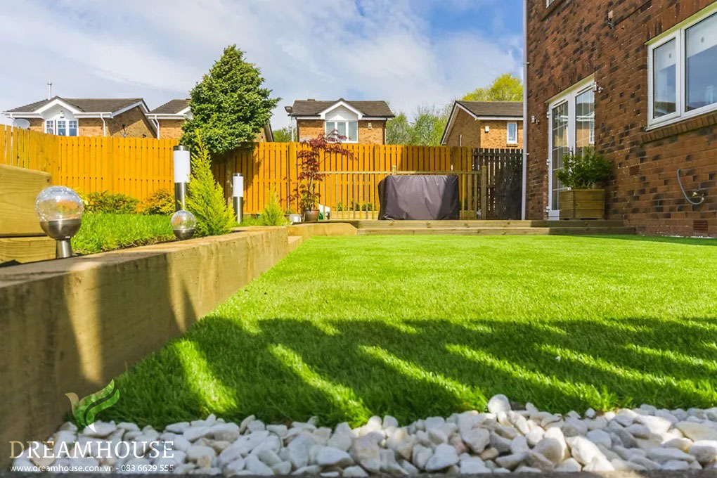 Khu vườn hiện đại với thiết kế tối giản, có bãi cỏ được chăm sóc tốt, luống cao và những viên sỏi trắng bóng tạo nên không gian hiện đại, ít cần bảo dưỡng.