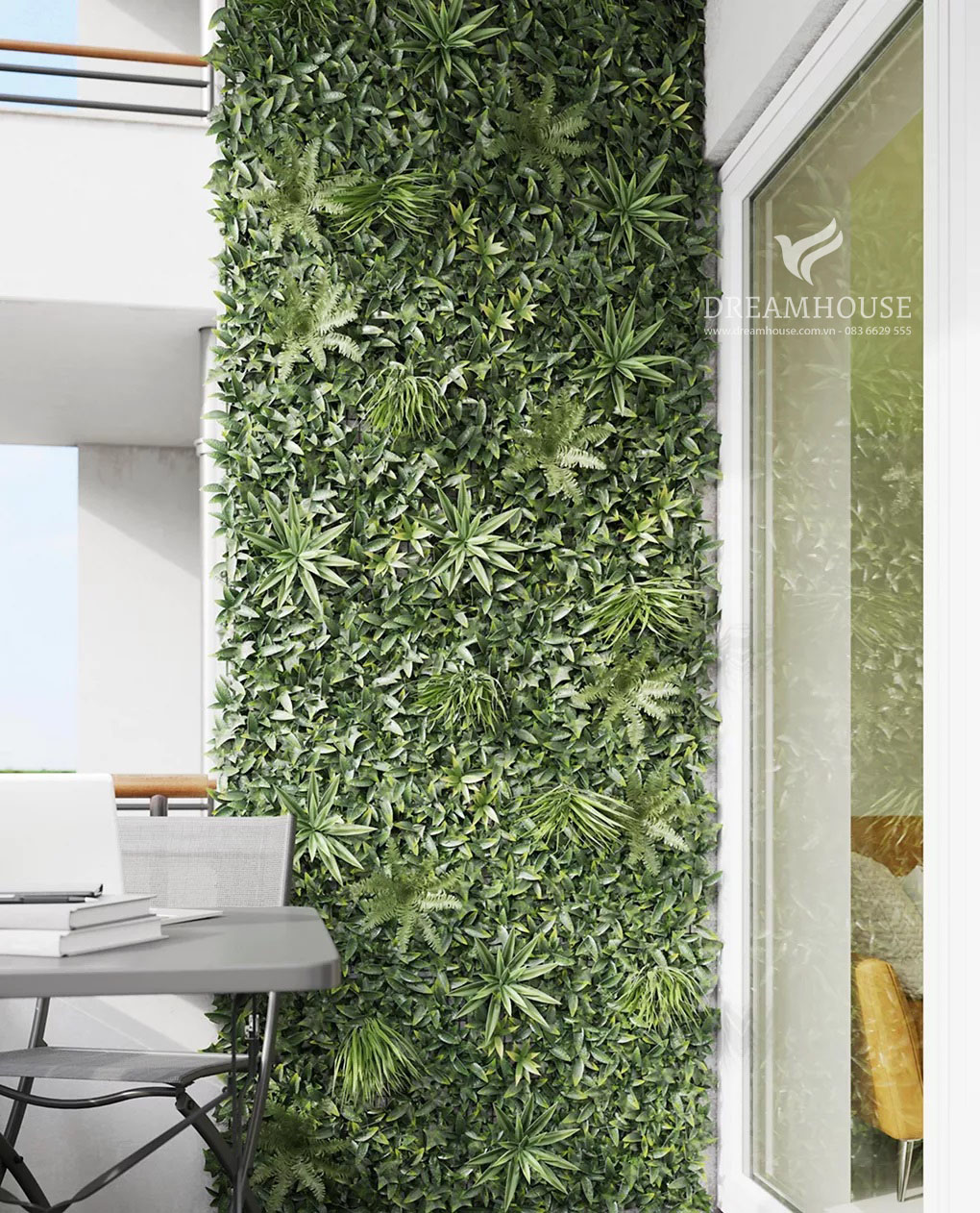 Bức tường sống với sự kết hợp sống động của dương xỉ, cây mọng nước và hoa, biến bức tường bên ngoài thành một khu vườn thẳng đứng tươi tốt.