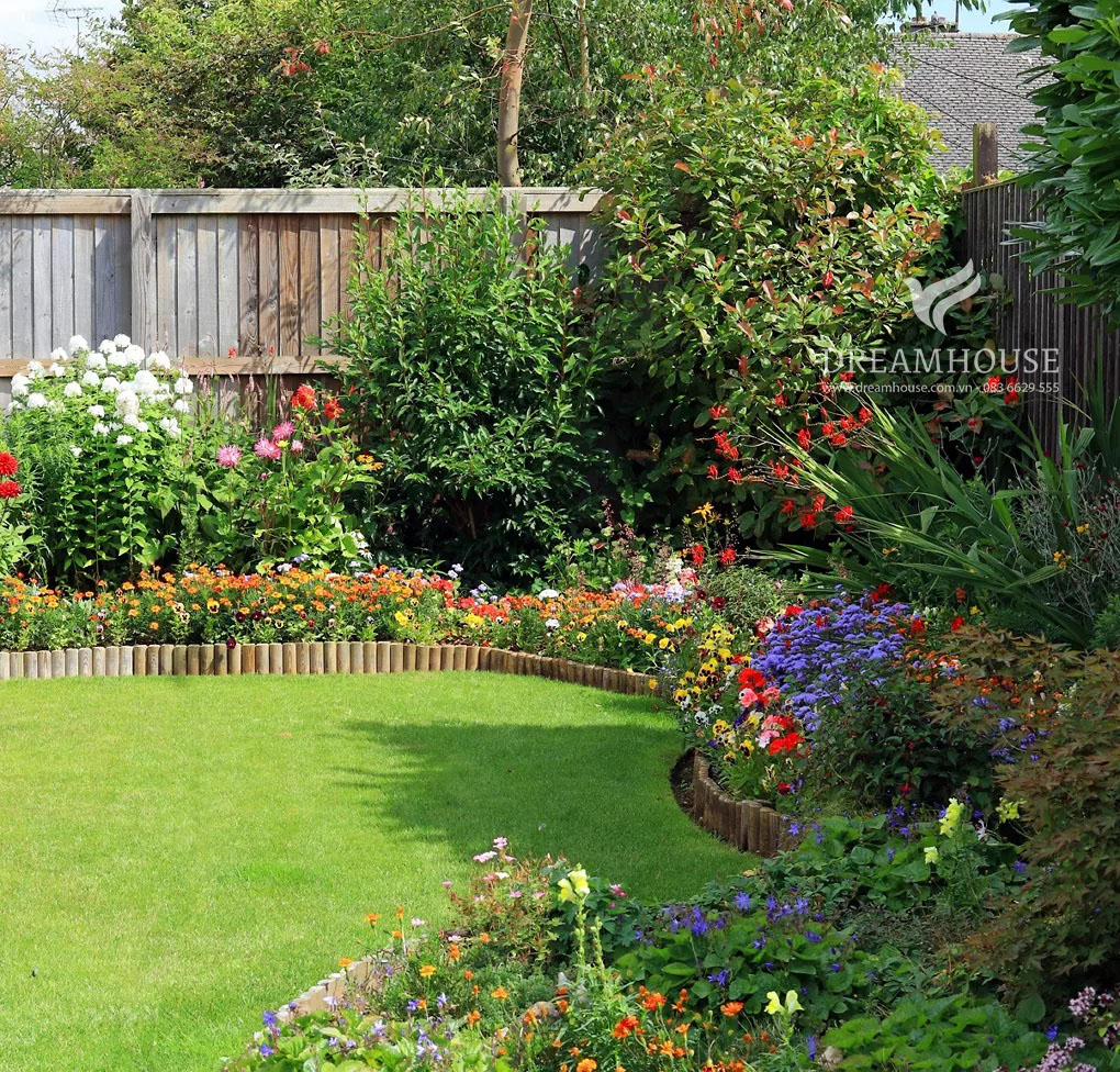 Khu vườn được phân tầng với các bông hoa ở tiền cảnh, cây bụi ở giữa và cây ở hậu cảnh, tạo thêm chiều sâu, cấu trúc và màu sắc cho khu vườn.