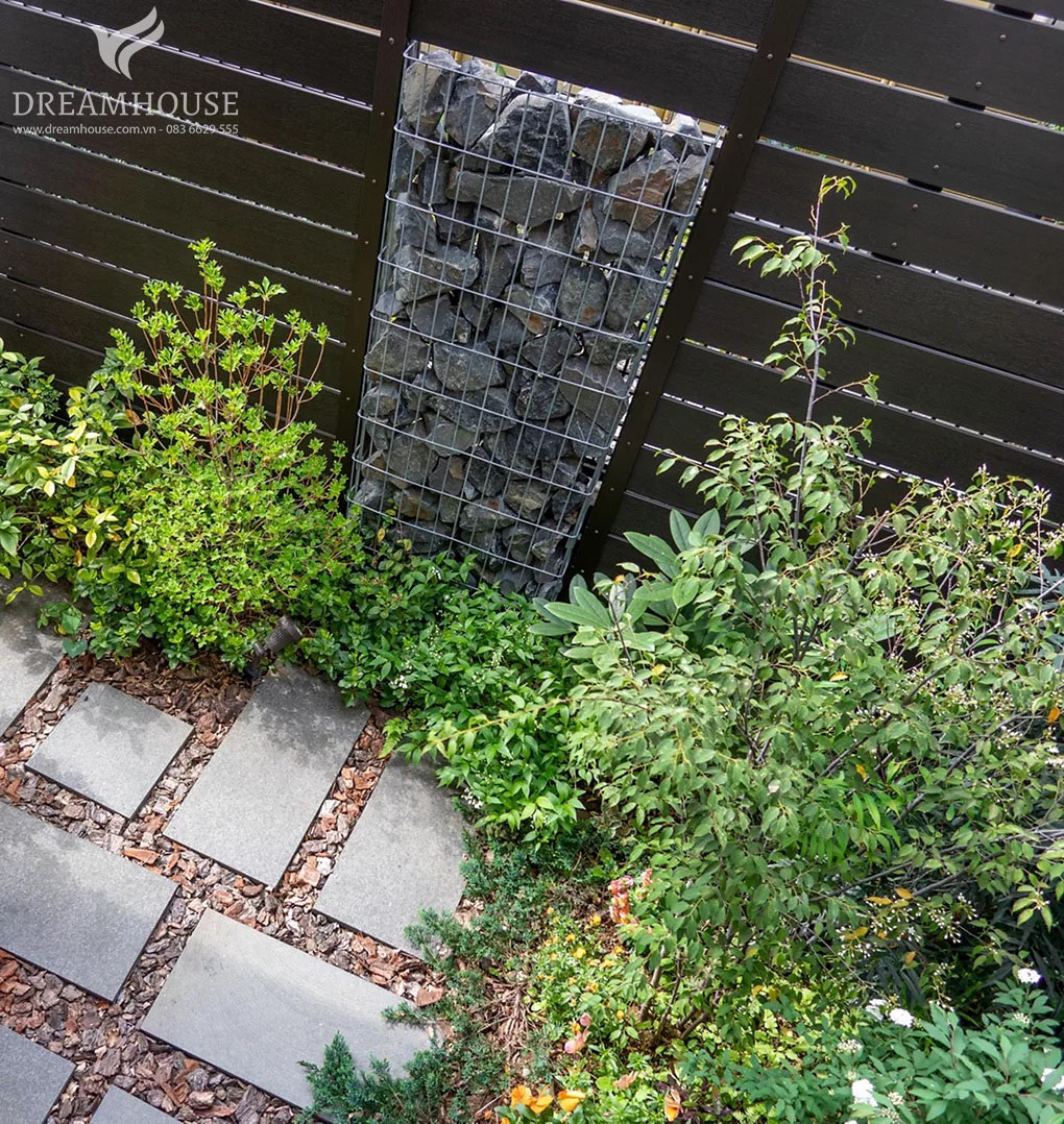 Lồng đá trang trí được làm từ những chiếc lồng thép chứa đầy đá, mang đến nét hiện đại và phong cách cho khu vườn.