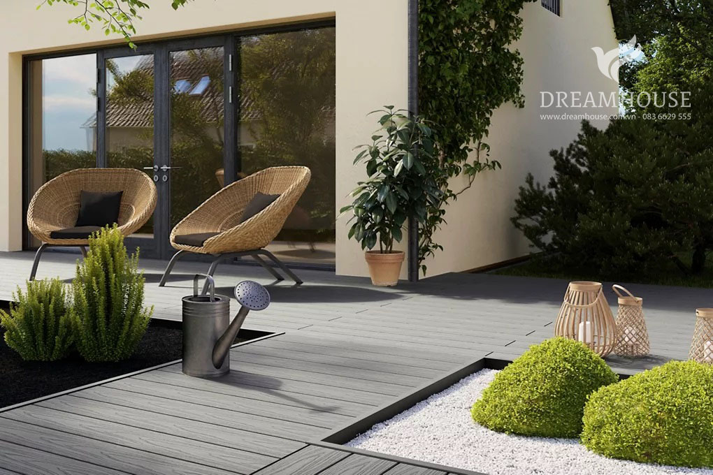 Khu vườn lớn được chia thành nhiều khu vực riêng biệt với lối đi màu xám, sỏi trắng và cây bụi tươi tốt.