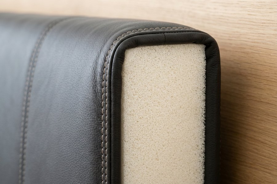 Mặt cắt lớp mút D40 nguyên khối đàn hồi cao kết hợp lớp bọc da Microfiber vi sợi cao cấp
